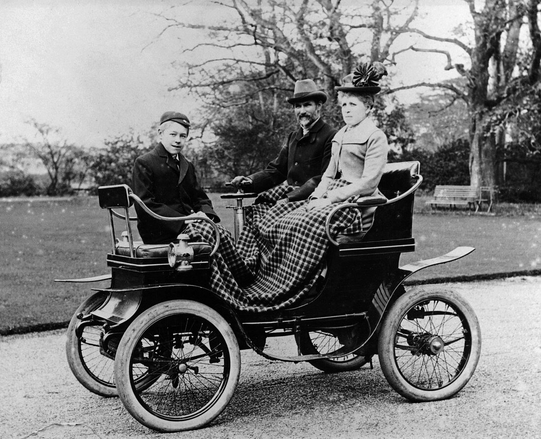 People in a De Dion Vis-a-Vis car, 1902