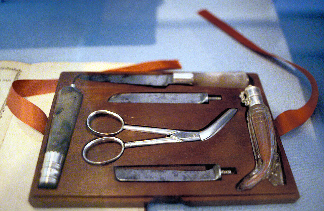 Circumcision set, Dutch, 1827