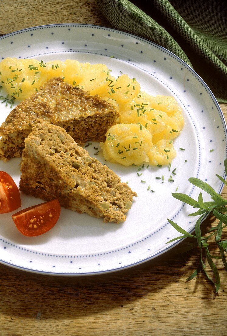 Zwei Stück Hackfleisch-Quark-Auflauf mit Kartoffelsalat