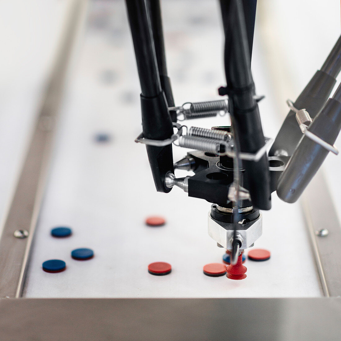 Robotic handling machine for pharmaceutical industry