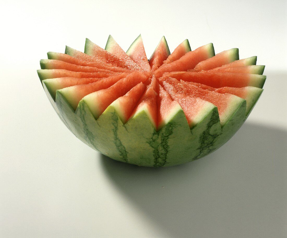 Halbe geschnitzte Wassermelone (zackenförmig eingeschnitten)