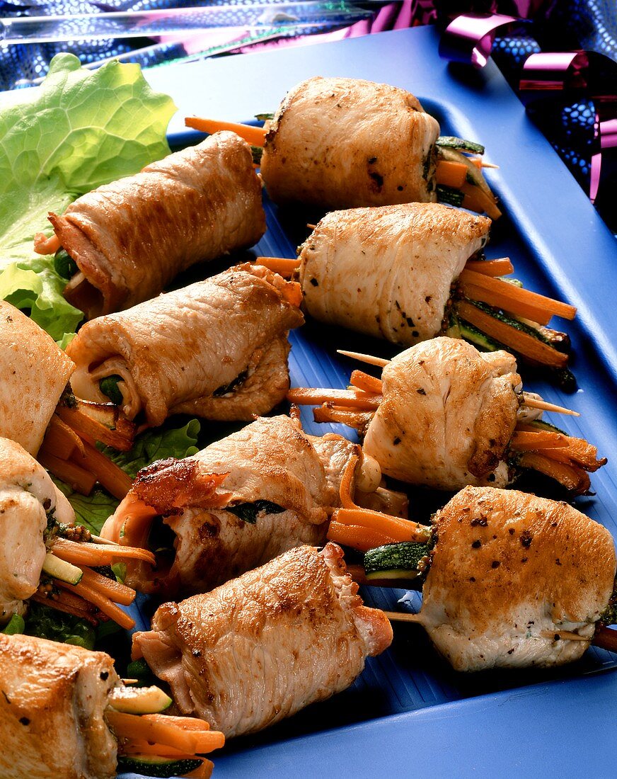 Turkey roll with vegetable sticks (carrot and courgette) 