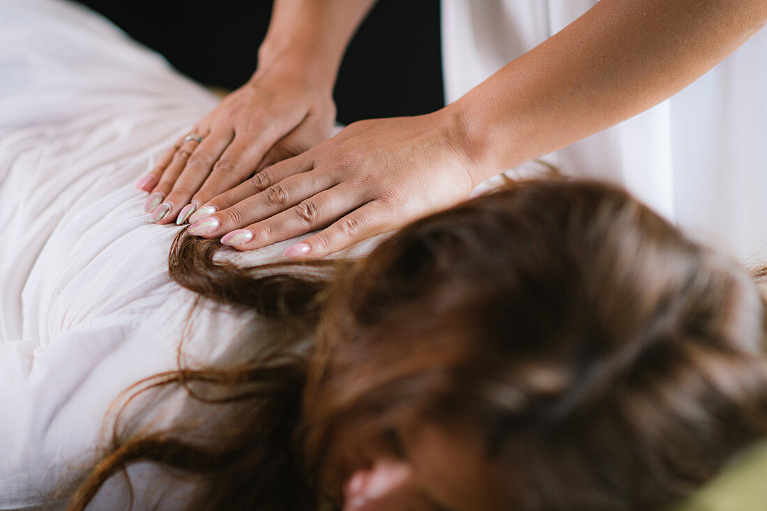 Reiki back therapy