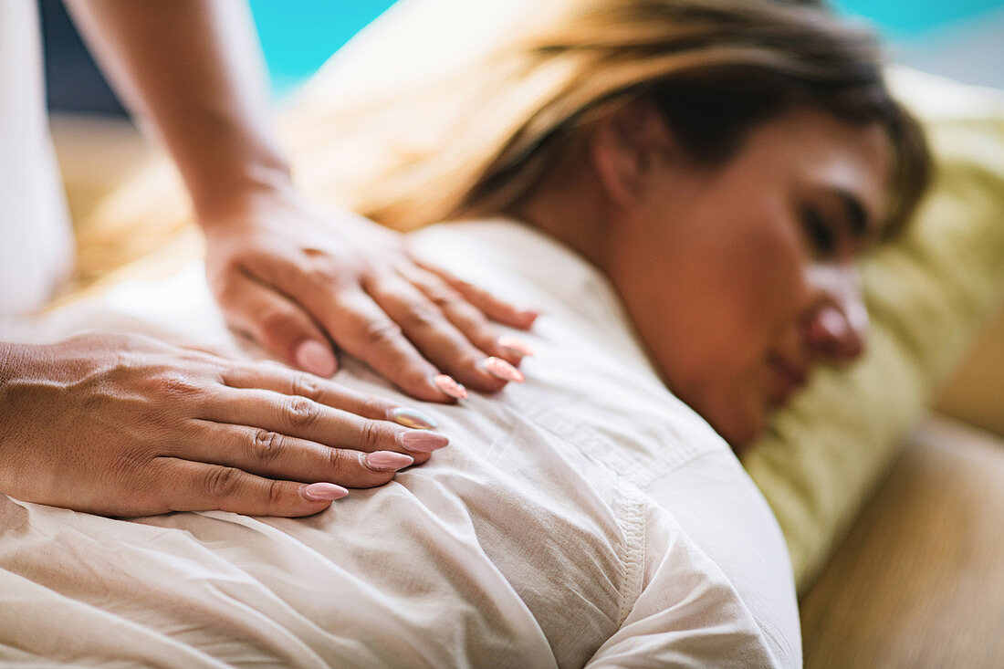 Reiki back therapy