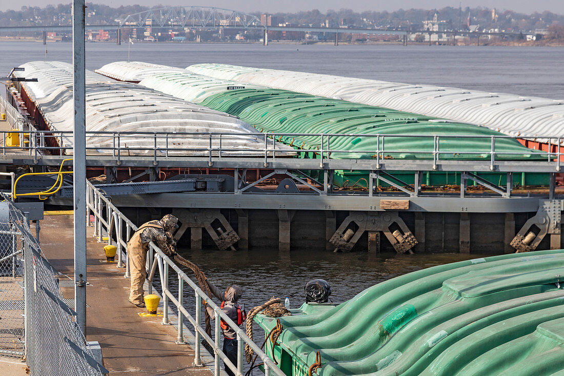 Mississippi River Lock and Dam No. 16, Illinois, USA