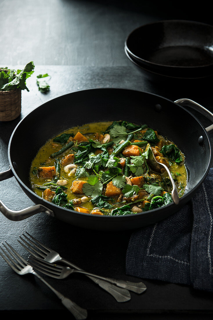 Süßkartoffel-Kokos-Curry mit grünen Bohnen, Spinat, Cashewnüssen und Koriander