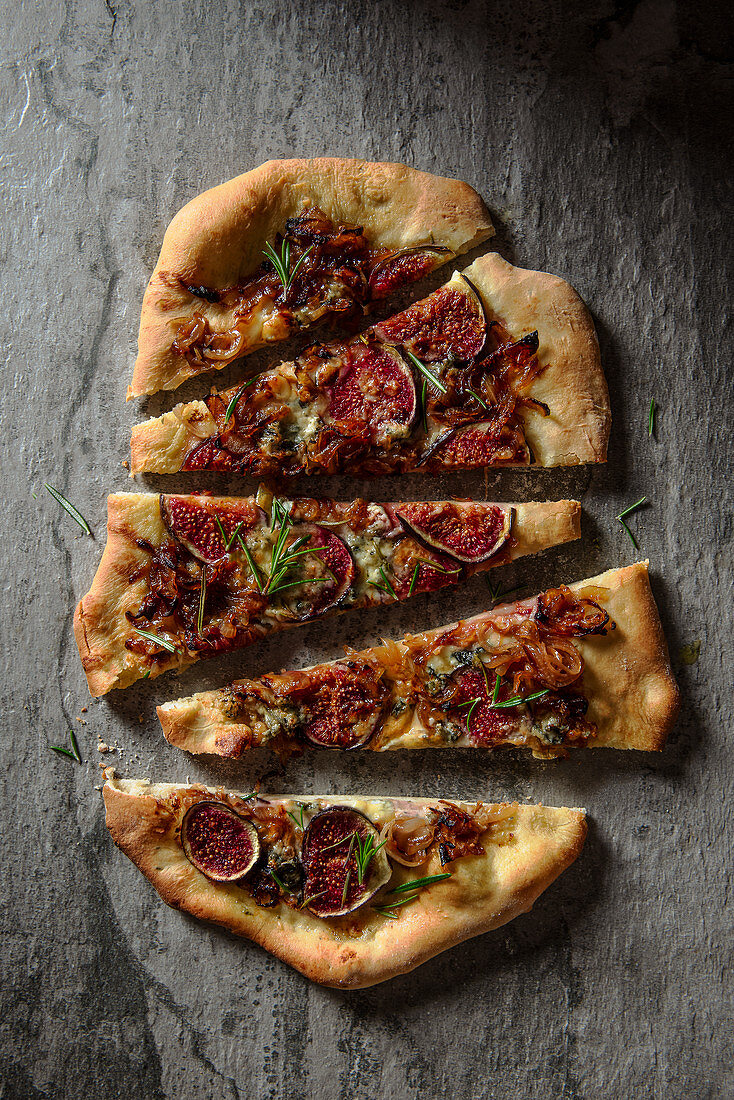 Pizza with blue cheese, figs and carmelised onion