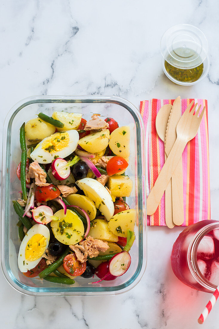 Lunchbox mit Kartoffel-Thunfisch-Salat und Eiern