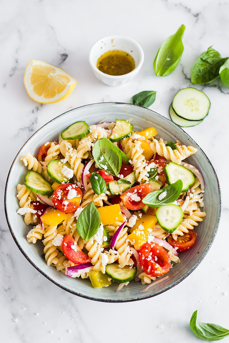Vegetarischer Fusilli-Salat mit Gemüse und Feta