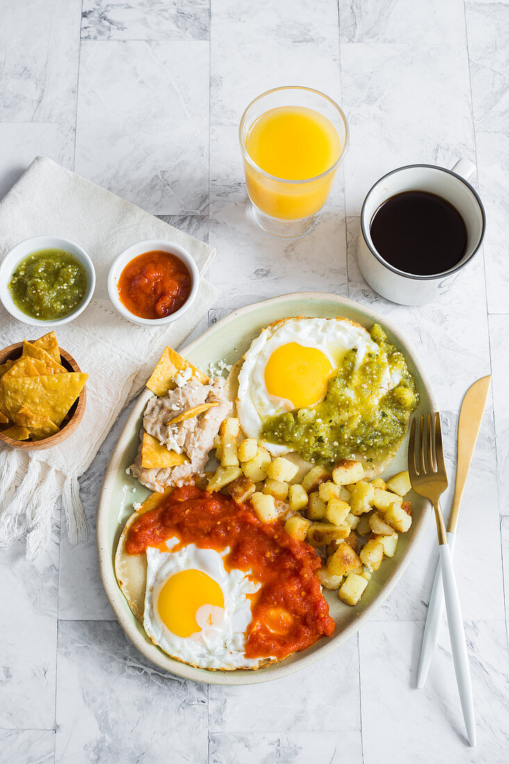 'Huevos divorciados' - Spiegeleier mit scharfer Sauce (Mexiko)