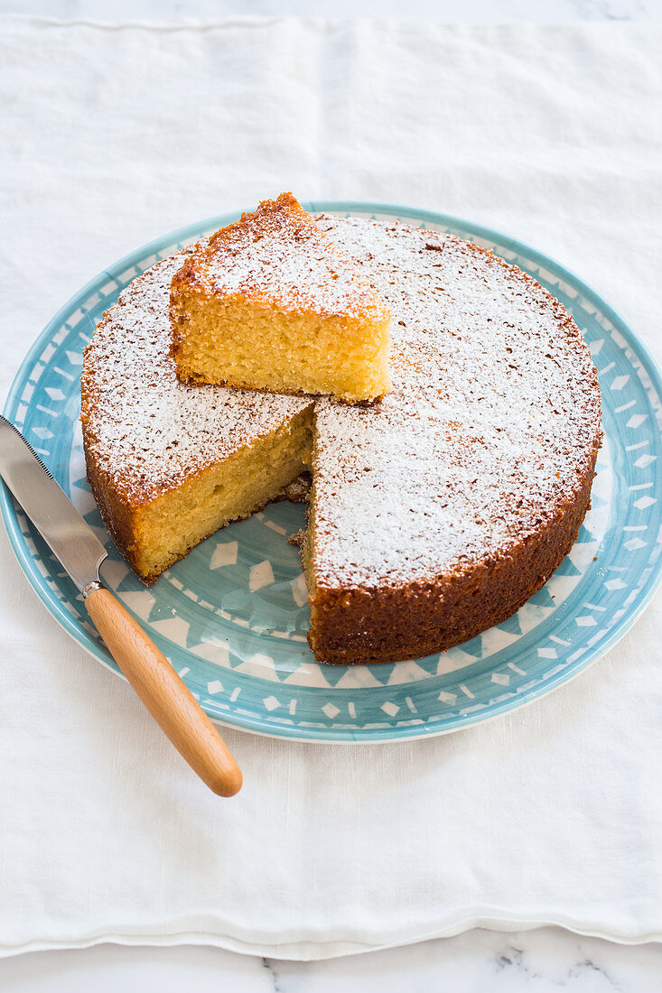 Ricottakuchen mit Puderzucker, angeschnitten