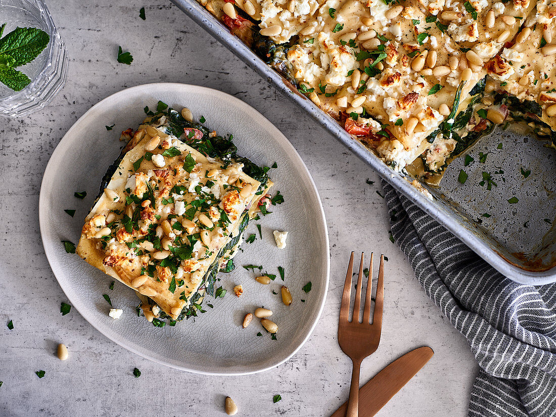 Spinach lasagna with pine nuts