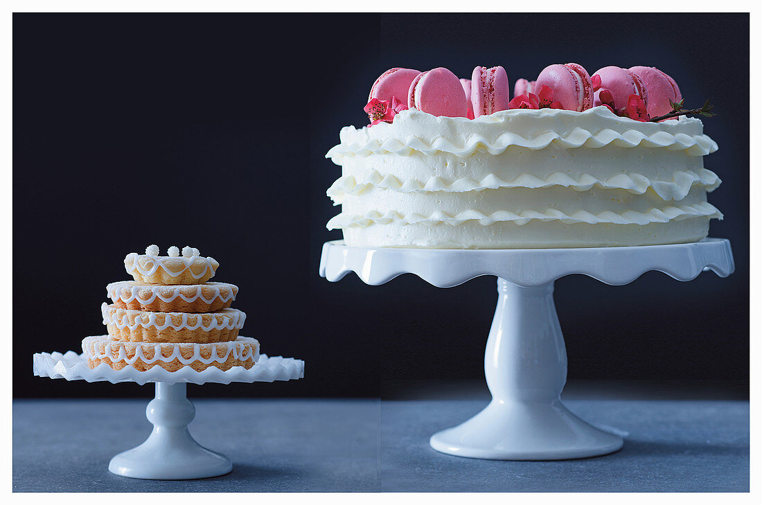 Pinienkerntorte mit weisser Zuckerdekoration & Erdbeer-Sahnetorte mit rosa Macarons