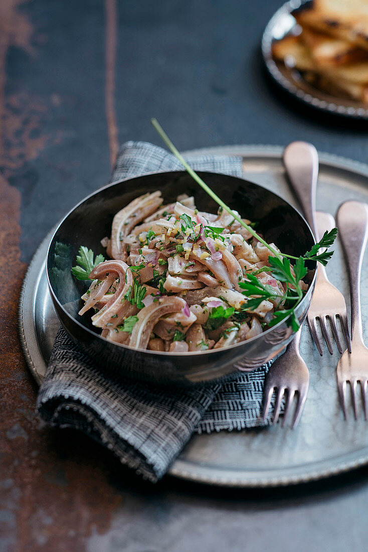 Schweineohren-Salat mit Zitrone und Petersilie