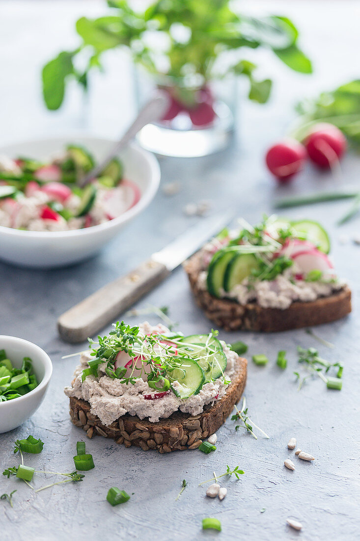 Belegte Brote mit veganem Sonnenblumenkernaufstrich