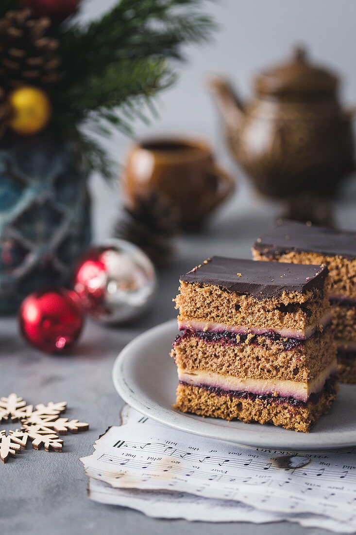 Lebkuchen mit Vanillecreme, Marmelade und Schokoladenglasur zu Weihnachten