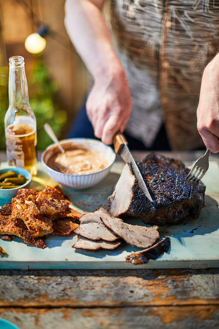 Cutting braised and barbecued pork shoulder with cider ketchup