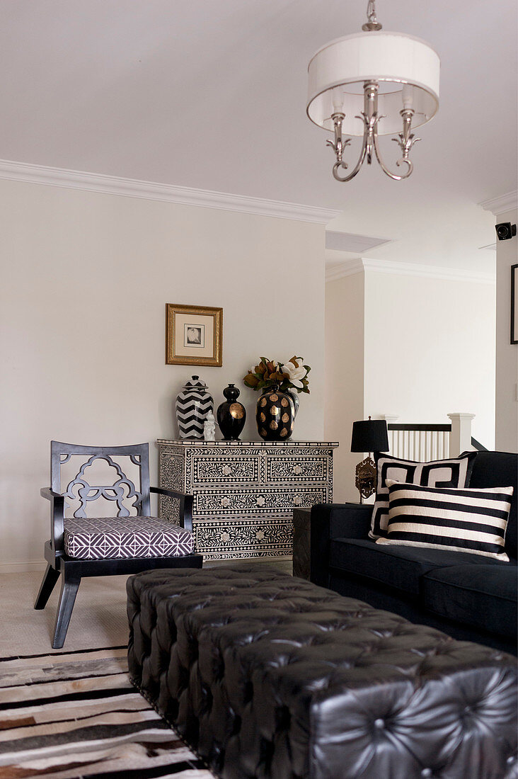 Schwarzer Leder-Couchtisch, Sofa und Kommode mit Perlmutt-Intarsien im Wohnzimmer