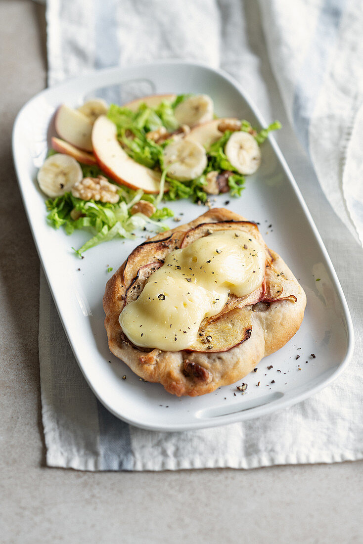 Focaccina mit Apfel und Taleggio