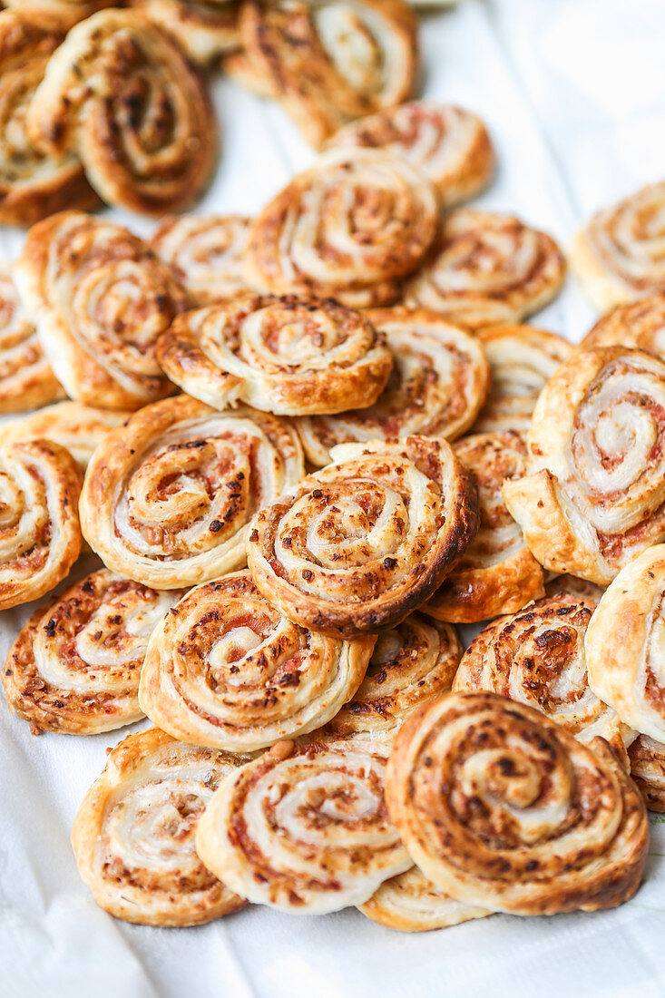 Savoury pizza pastries