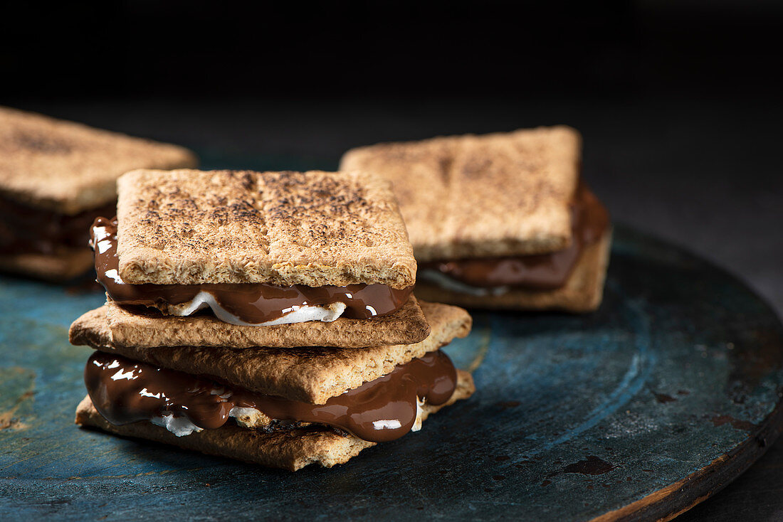 Smores mit schmelzender Schokolade (Süssigkeit, USA)