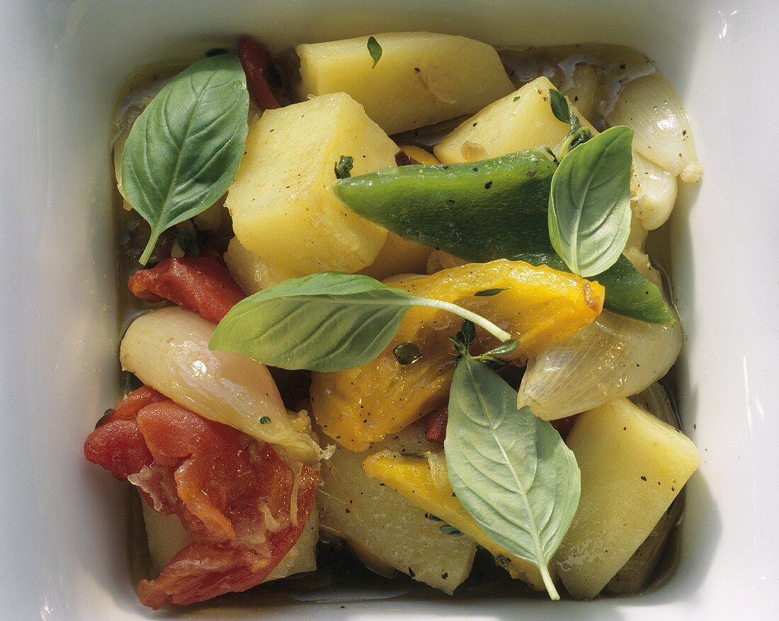 Potatoes with tomatoes, peppers, shallots (Italy)
