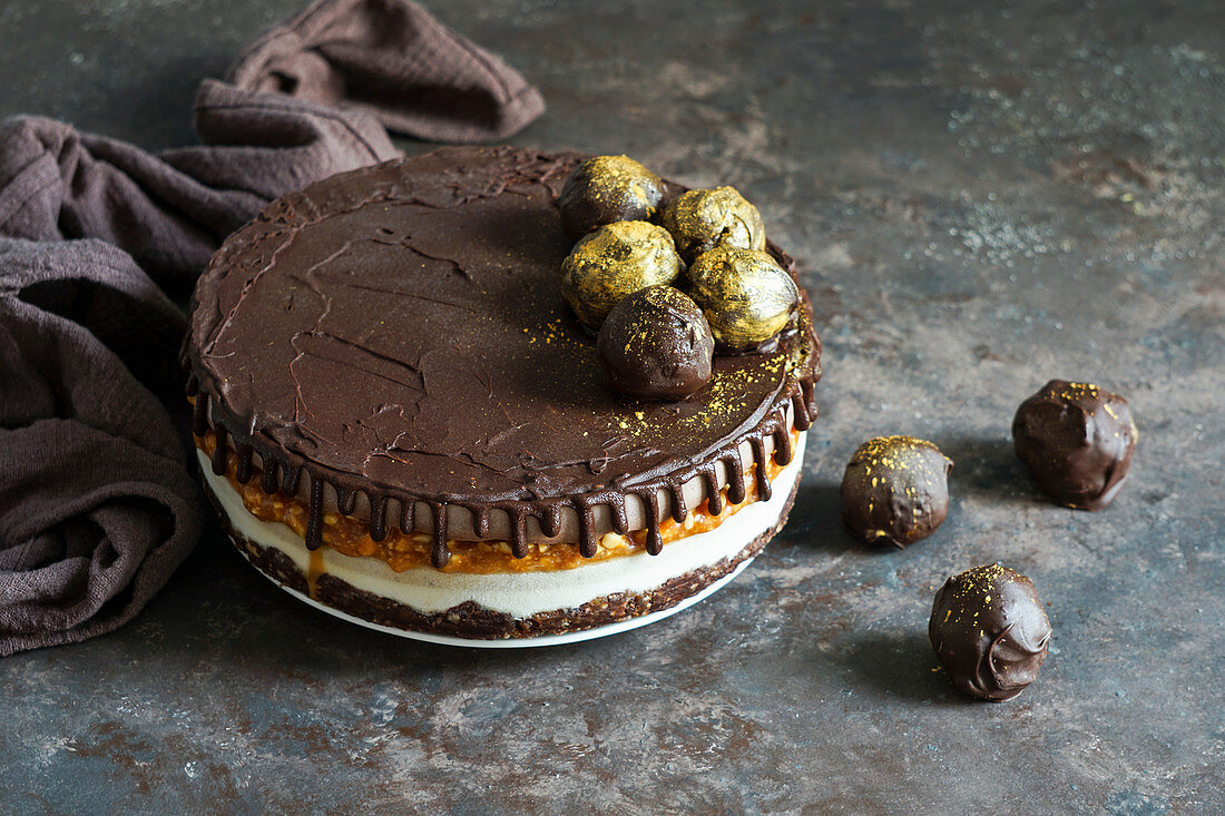 Schokoladenkuchen mit Erdnüssen (Snickers Cake)