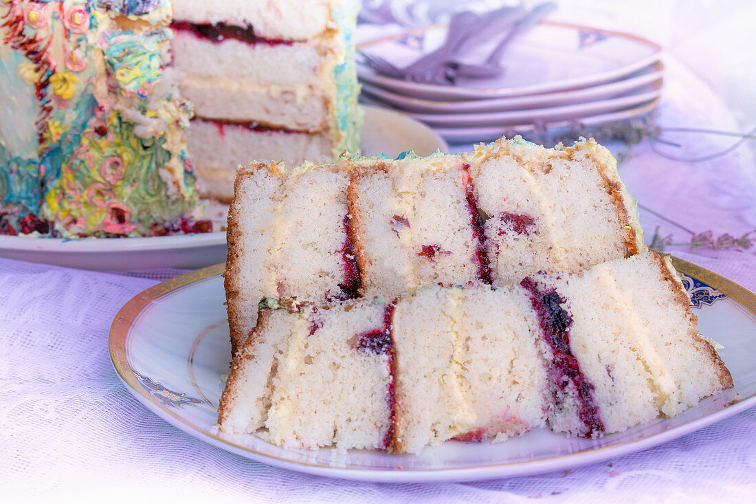 Sommerliche Graffiti-Torte mit Buttercreme, angeschnitten