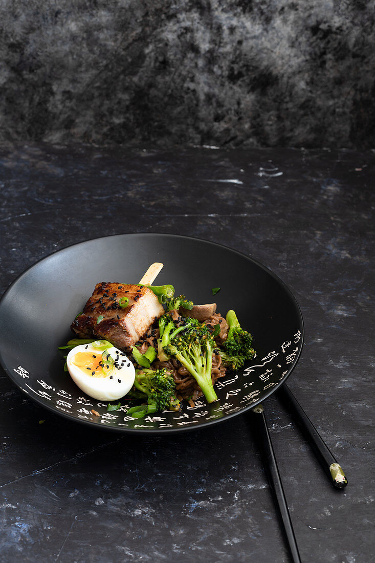 Schweinebauch mit Brokkoli-Ramen-Salat und Ei (Asien)
