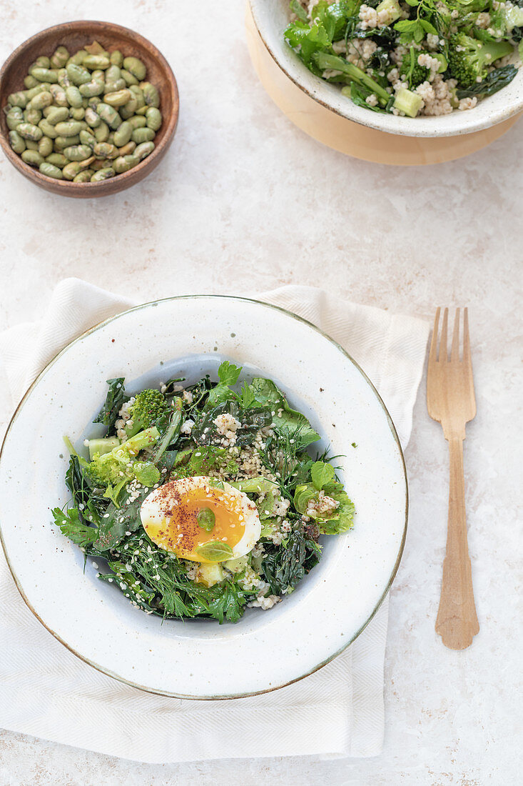 Perlgraupen-Brokkoli-Taboulé mit weichgekochtem Ei
