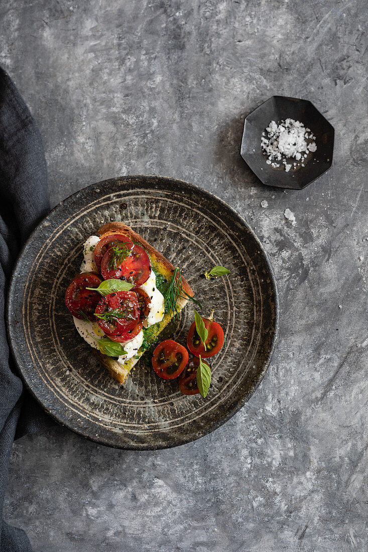 Getoastetes Sauerteigbrot mit Dillbutter, Labneh und Tomaten