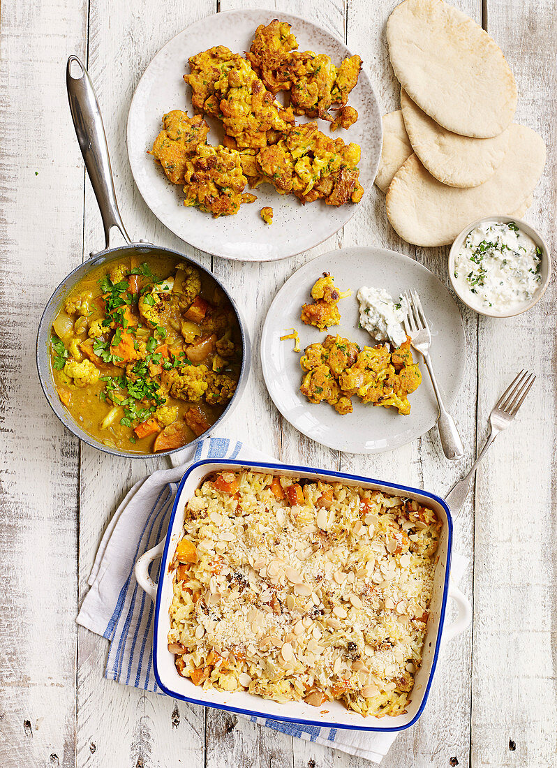 Drei Blumenkohl-Kürbis-Gerichte: Curry, Orzo-Gratin, Fritter mit Minze-Feta-Dip
