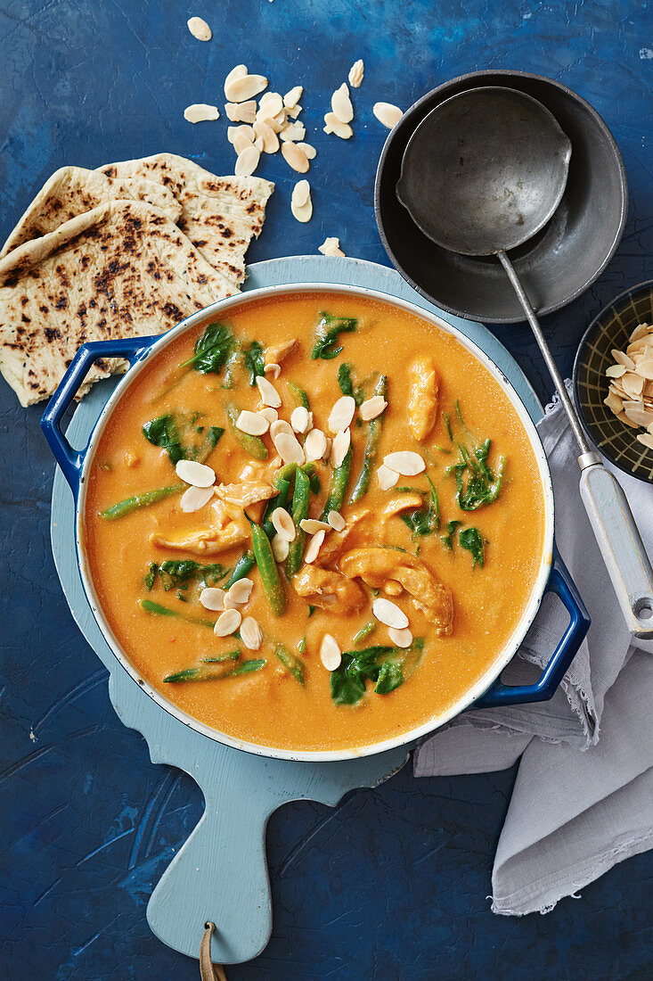 Butterhähnchen-Blumenkohl-Suppe mit Mandelblättchen