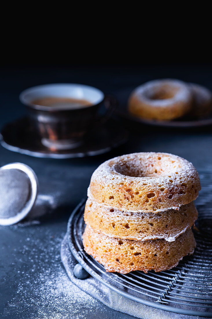 Gebackene Karotten-Donuts mit Puderzucker, gestapelt