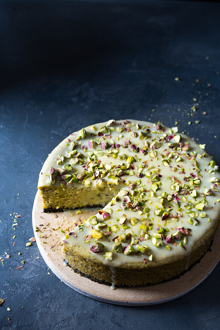 Pistazien-Käsekuchen mit weisser Schokoladenglasur