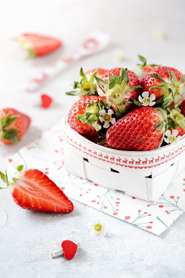 Erdbeeren im Spankorb und daneben