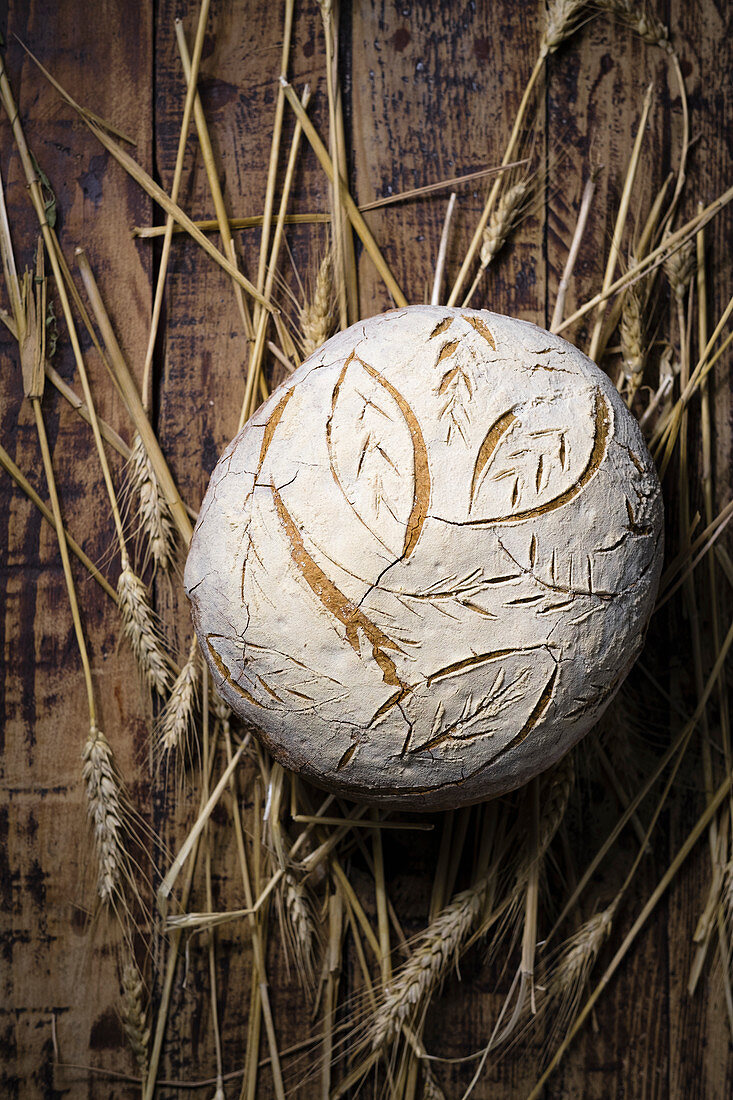 Hausgemachtes Brot mit Ährenmotiv