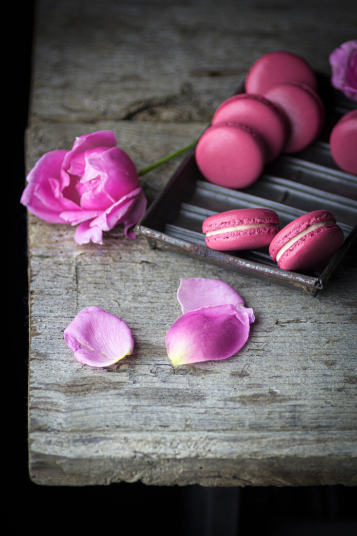 Pinkfarbene Macarons auf Holztisch