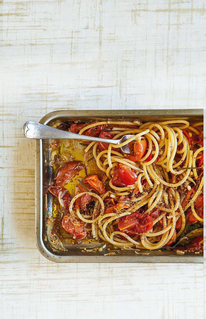 Gebratene Spaghetti mit Tomaten, Knoblauch, Rosmarin, Semmelbröseln und Ricotta