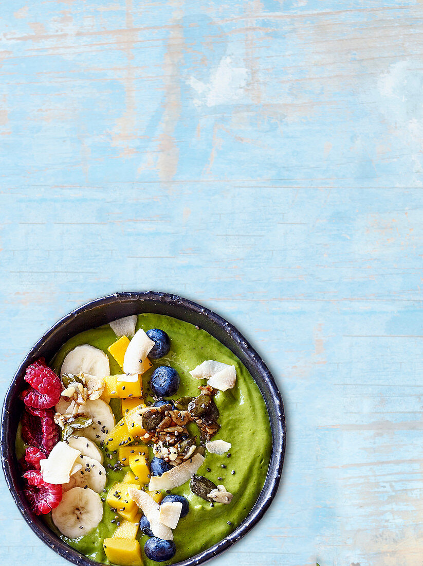 Green Goddess Smoothie Bowl mit Früchten