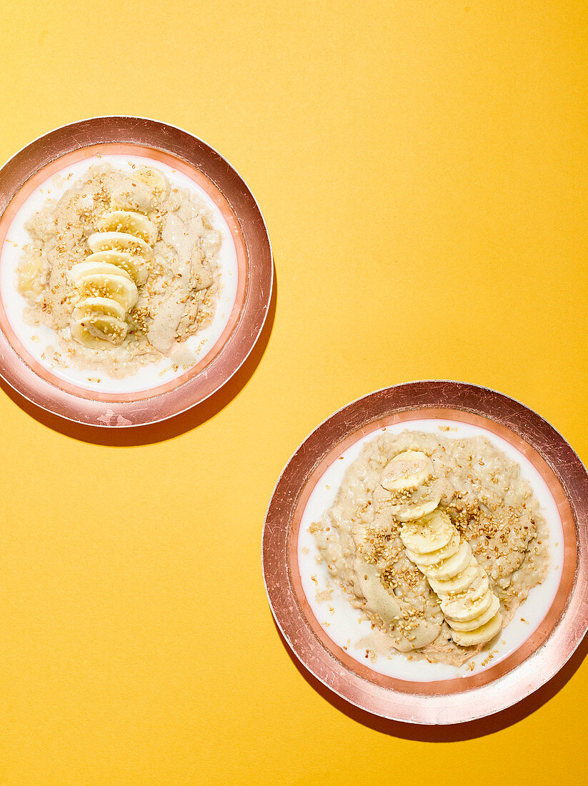 Porridge mit Banane und Tahini
