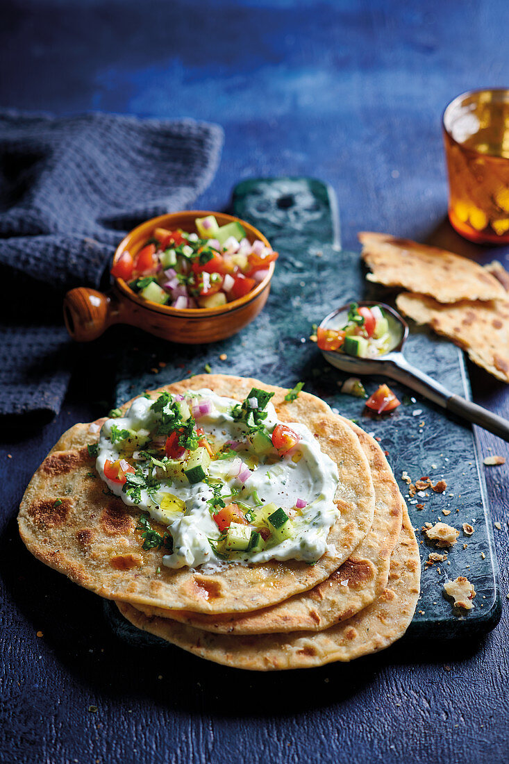 Fladenbrote mit Joghurt, Kräutern und Tomatensalsa