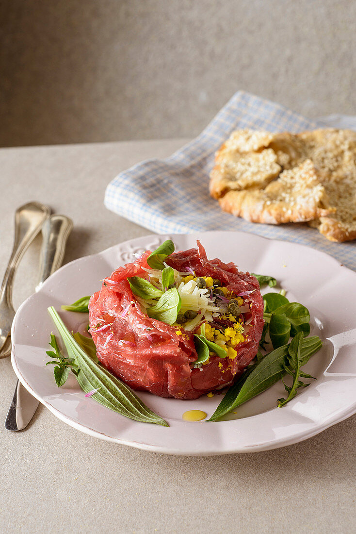 Carne salada-Tatar mit Kräutern, Kapern und Eidotter