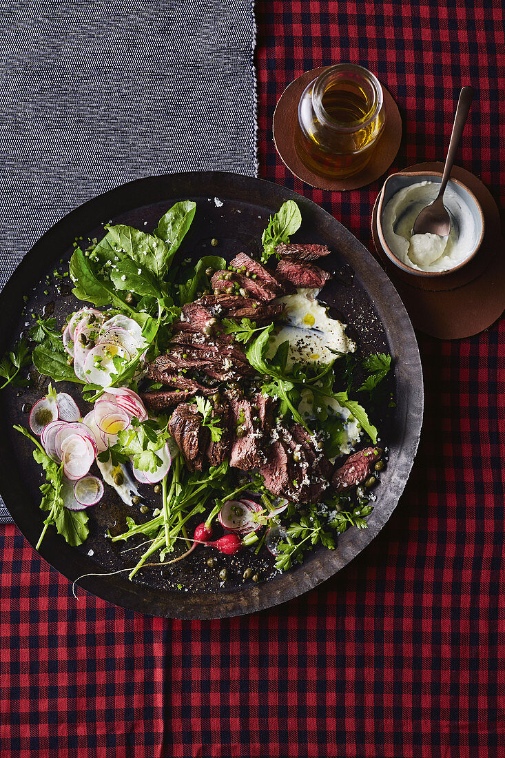 Salat mit gebratenem Kängurufilet, Meerrettich und Rucola