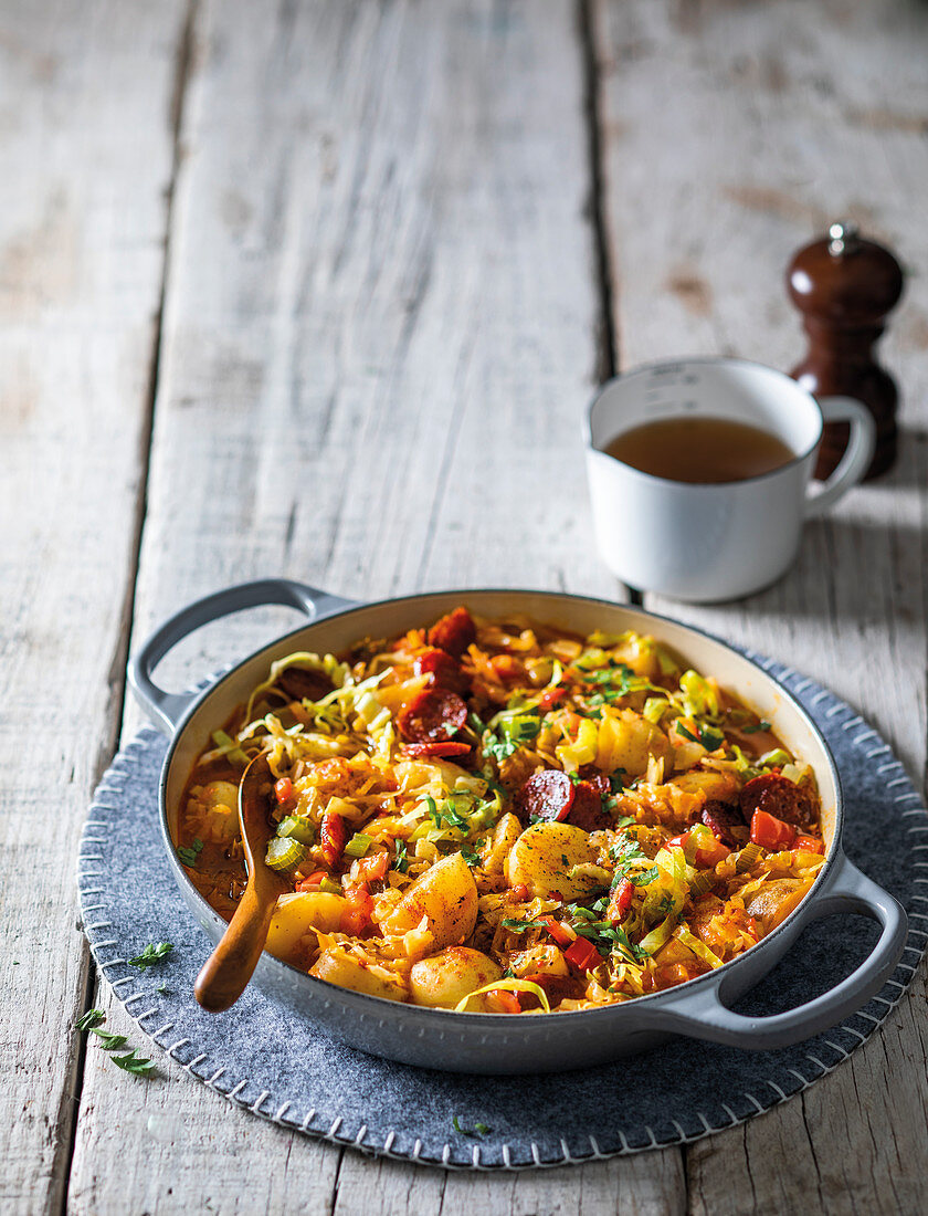 Kohleintopf mit Chorizo und Paprika