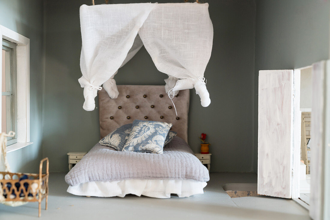 Bedroom in DIY dolls' house