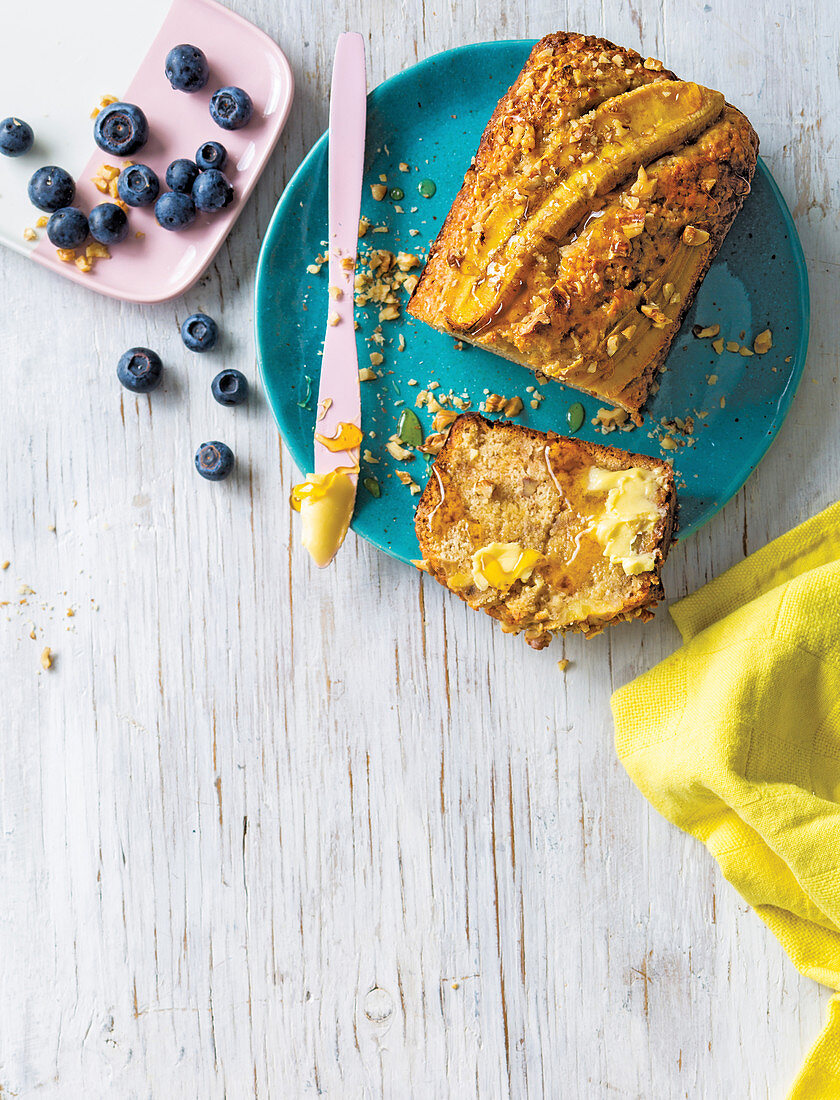 Bananen-Nuss-Brot mit Butter und Heidelbeeren