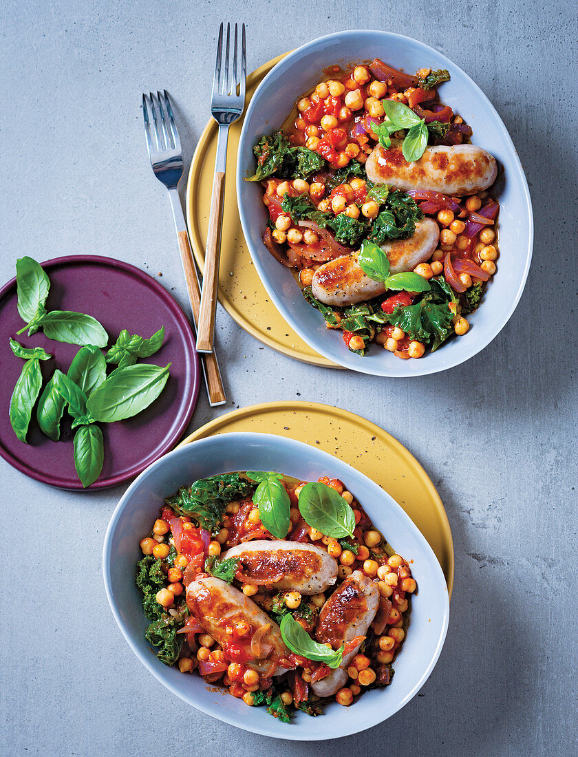 Bratwürste mit geschmorten Tomaten, Kichererbsen und Grünkohl