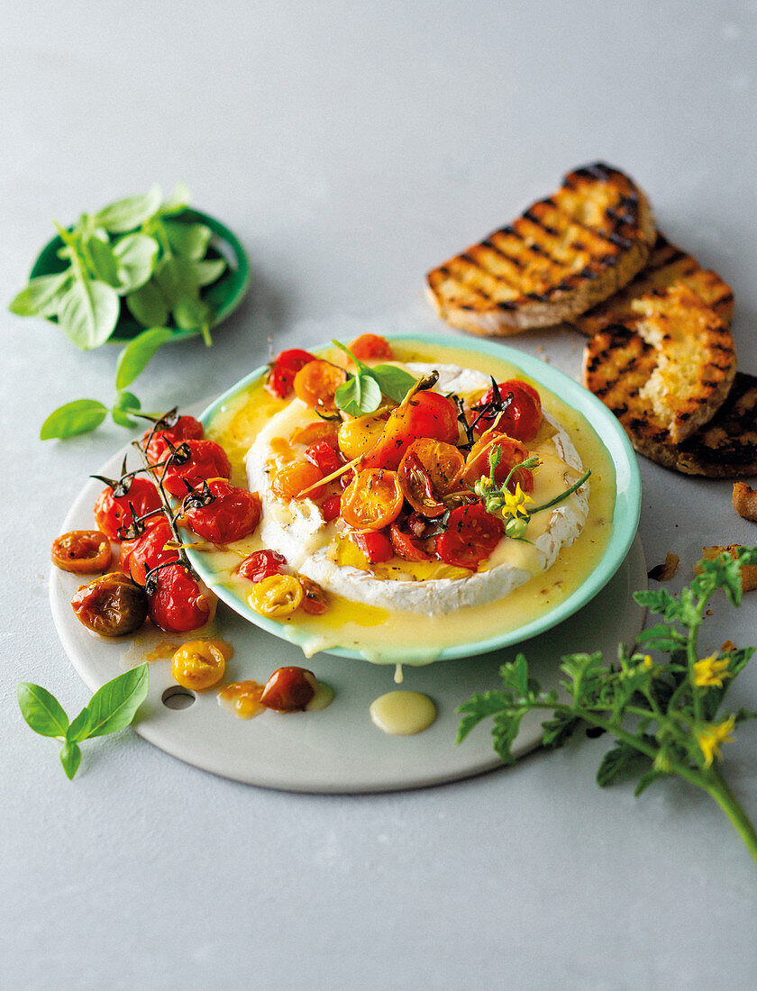 Fennel-roasted tomatoes with baked camembert