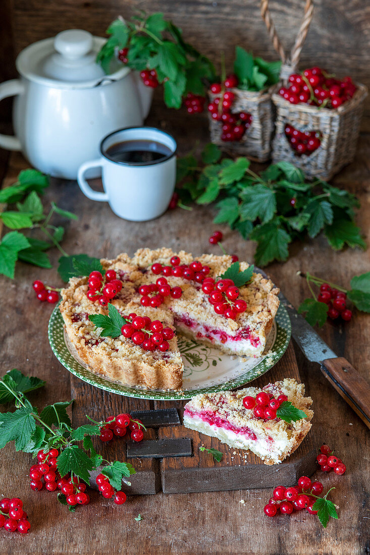 Currant streusel cake with quark filling
